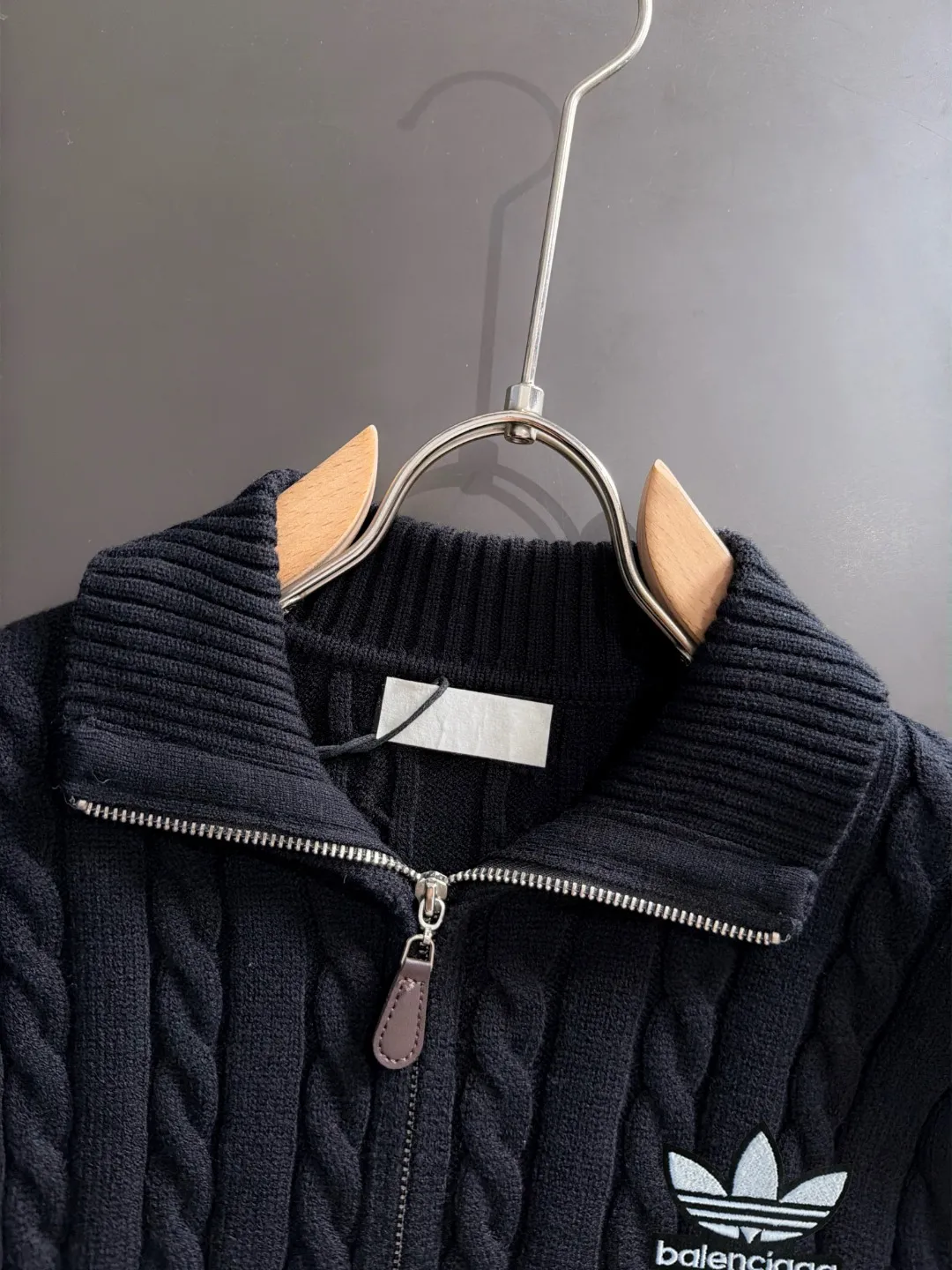 Next day shipping P195 Balenciaga high quality 2026 autumn and winter official website latest sweater, on sale at the same time at the counter Hot Sale! Specially made of wool blended fabric. It feels comfortable and can be directly in contact with the skin. The logo badge is exquisitely embroidered, which is extremely eye-catching! The details highlight the fashionable charm of big brands. Exquisite workmanship. Three-dimensional cutting style. The wearing effect is invincible and handsome! All three standards are complete! Sizes:M-3XL